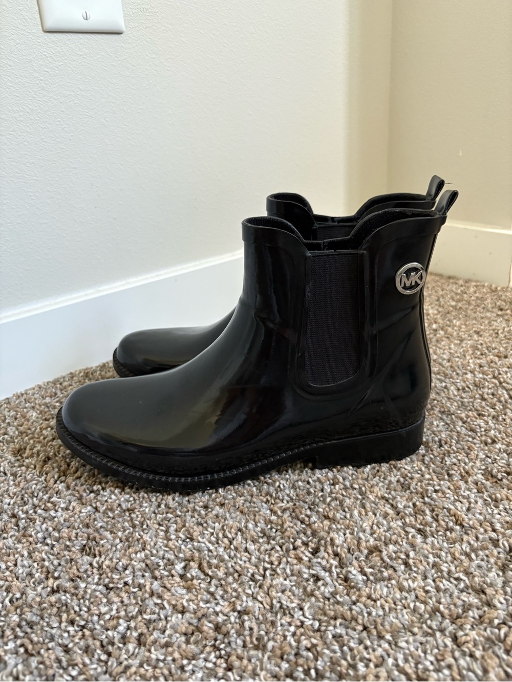 Michael Kors Black Glossy Chelsea Rain Boots • Size 8 - Picture 2 of 8